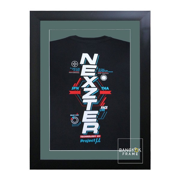 กรอบรูปโชร์เสื้อขาวพร้อมลายเซ็นนักร้องที่ชอบ